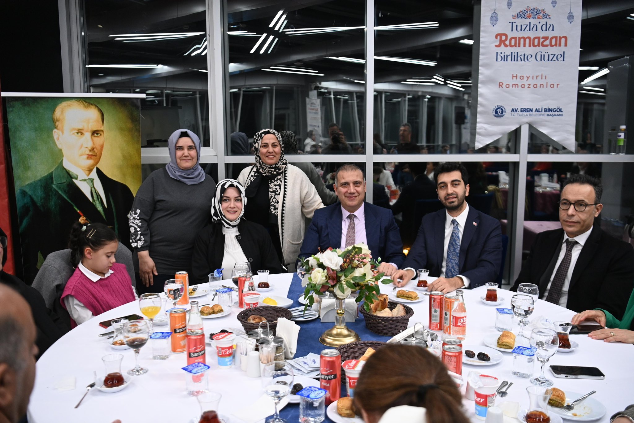 Tuzla Kaymakamı Ümit Hüseyin Güney ve Tuzla Belediye Başkanı Eren Ali Bingöl, Ramazan ayı vesilesiyle düzenlenen iftar programında kaymakamlık personeliyle bir araya geldi. Tuzla Belediyesi Ay Yıldız Sosyal Tesisleri’nde gerçekleştirilen programda, katılımcılar oruçlarını birlikte açtı ve ilçenin geleceği üzerine sohbet etme imkânı buldu.

