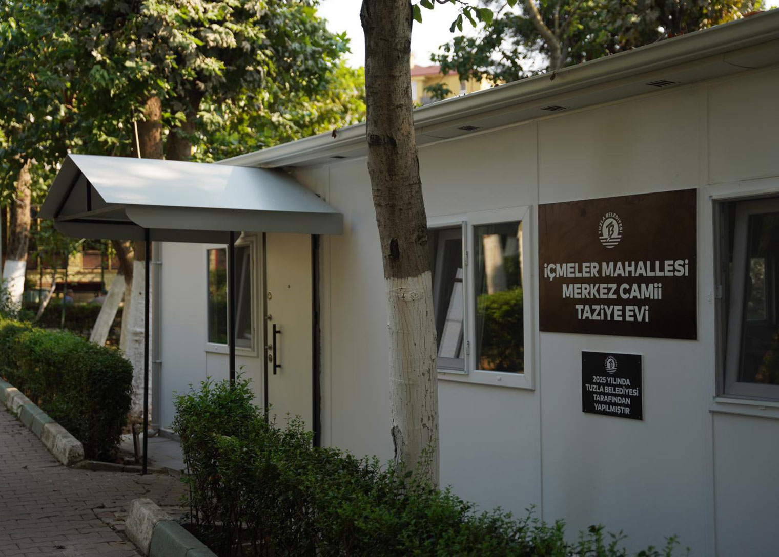 Tuzla Belediyesi, ilçede cenaze ve taziye süreçlerinde ailelere destek sunmak amacıyla İçmeler Mahallesi Merkez Camii Taziye Evi’ni hizmete açtı. Sosyal belediyecilik anlayışıyla hayata geçirilen tesis, aynı zamanda Kur’an kursu olarak da kullanılacak ve mahalle sakinlerine çok yönlü bir sosyal alan sağlayacak.