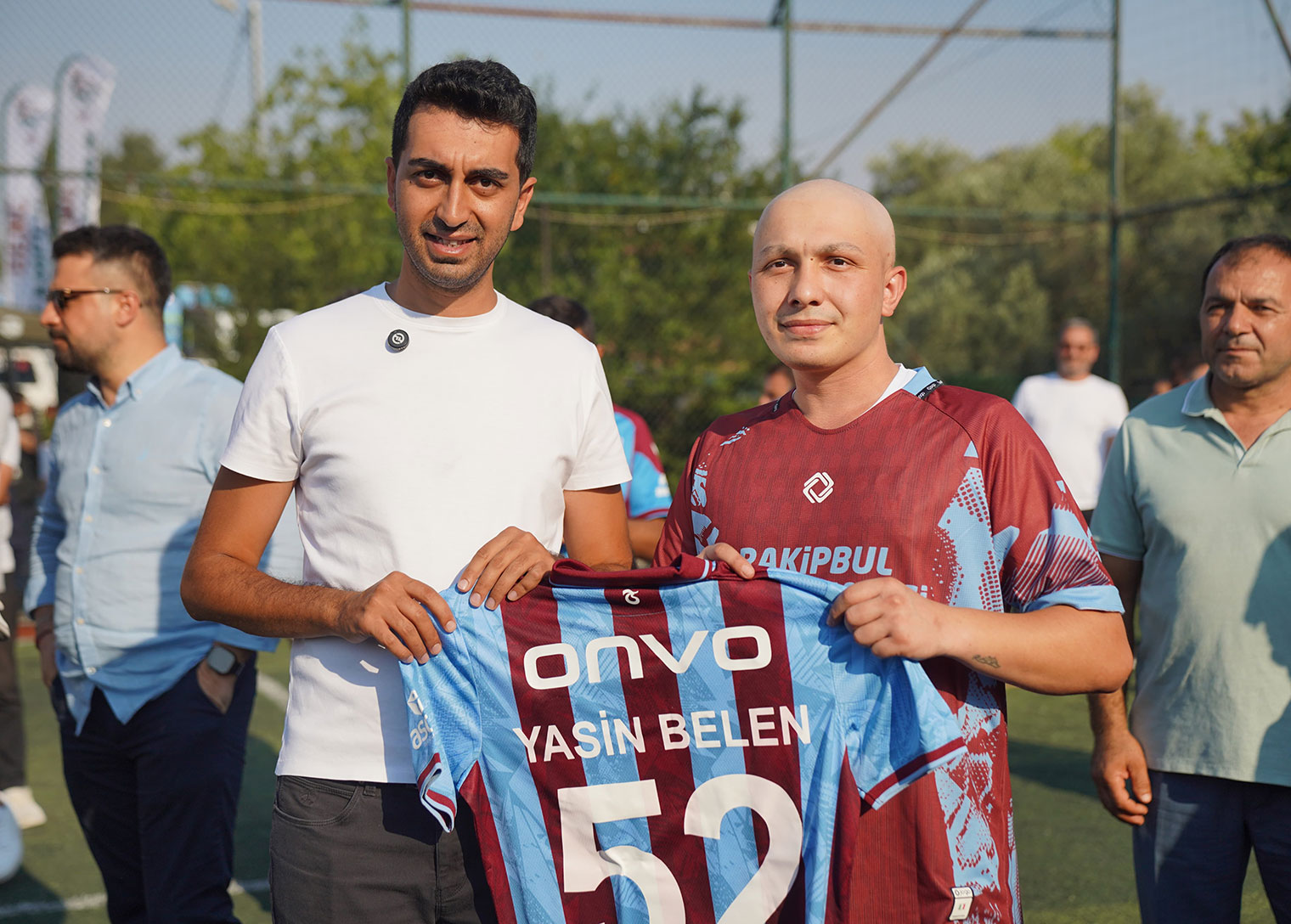 27 yaşındaki Yasin Belen, kanseri atlattıktan sonra halı sahada zaferini kutlamak için sosyal medyadan çağrıda bulundu. Bu çağrıya kayıtsız kalmayan Tuzla Belediye Başkanı Av. Eren Ali Bingöl, Yasin’in hayalini gerçeğe dönüştürdü. Zorlu tedavi sürecinde umudunu bir an bile kaybetmediğini söyleyen Belen, “Birlikte iyileşelim, yaralarımızı birlikte saralım. Bu karşılaşma benim için çok anlamlıydı” dedi.