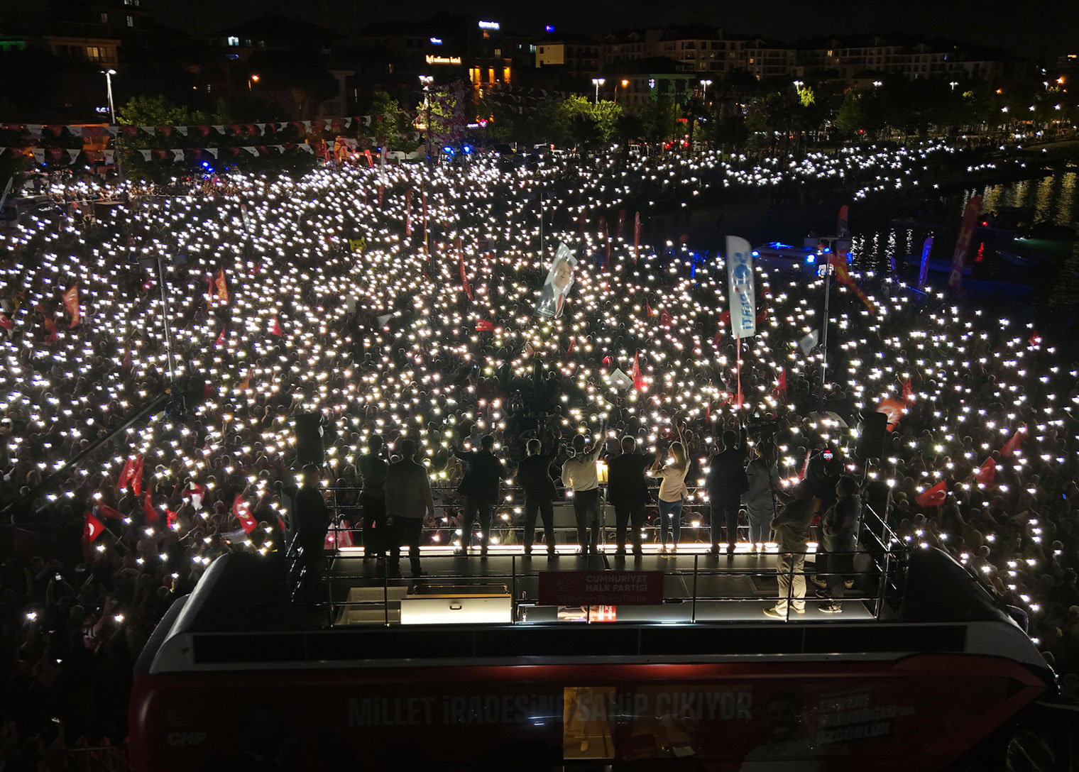 CHP Genel Başkanı Özgür Özel, partisinin 43'üncüsünü Tuzla'da gerçekleştirdiği Millet İradesine Sahip Çıkıyor Mitinginde yaptığı konuşmada, 