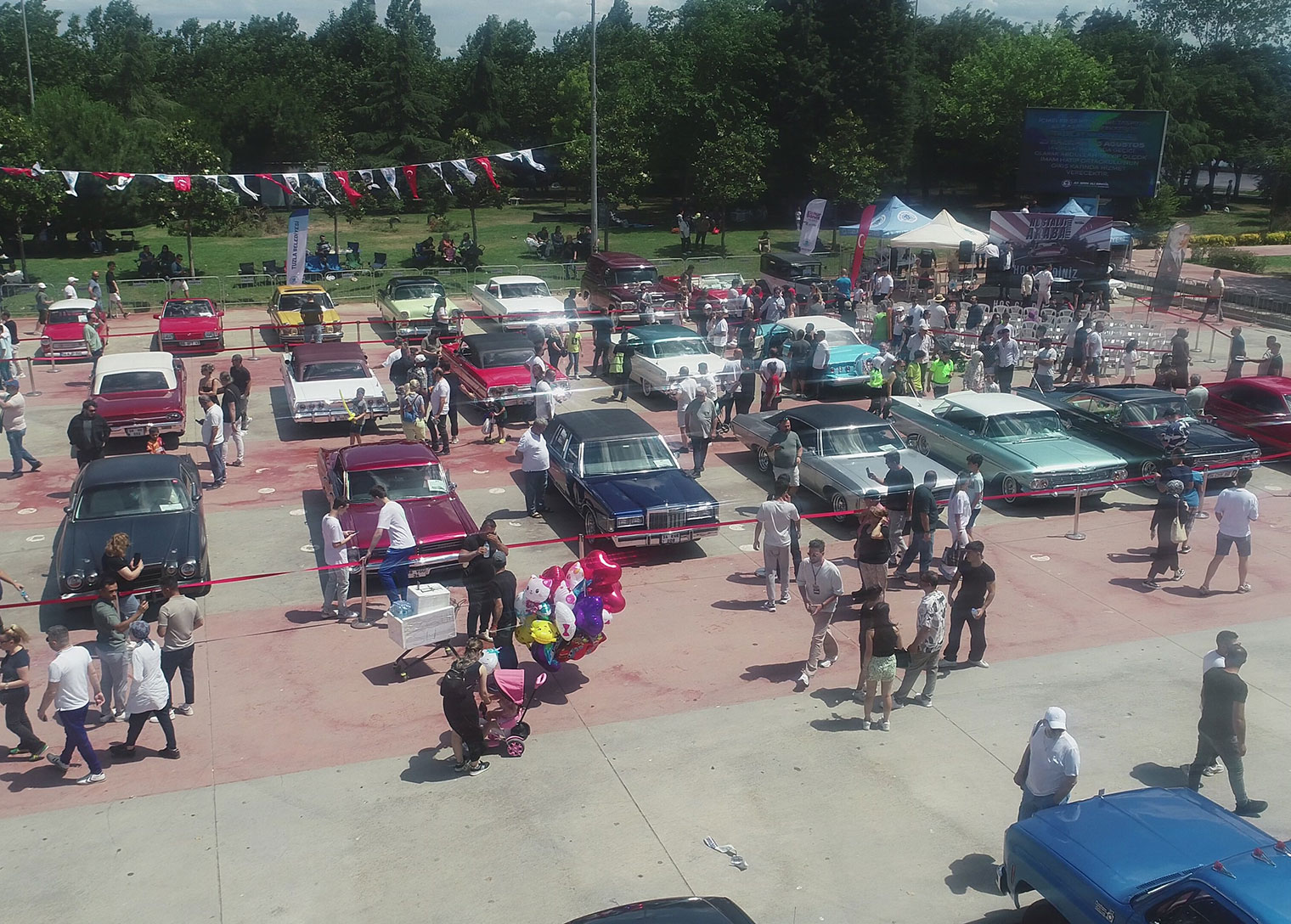 Tuzla Belediyesi, klasik otomobil tutkunlarını bir araya getiren renkli bir festivale ev sahipliği yaptı. Festival coşkusu günün sonunda klasik araç kortejiyle ilçenin sokaklarına taştı.