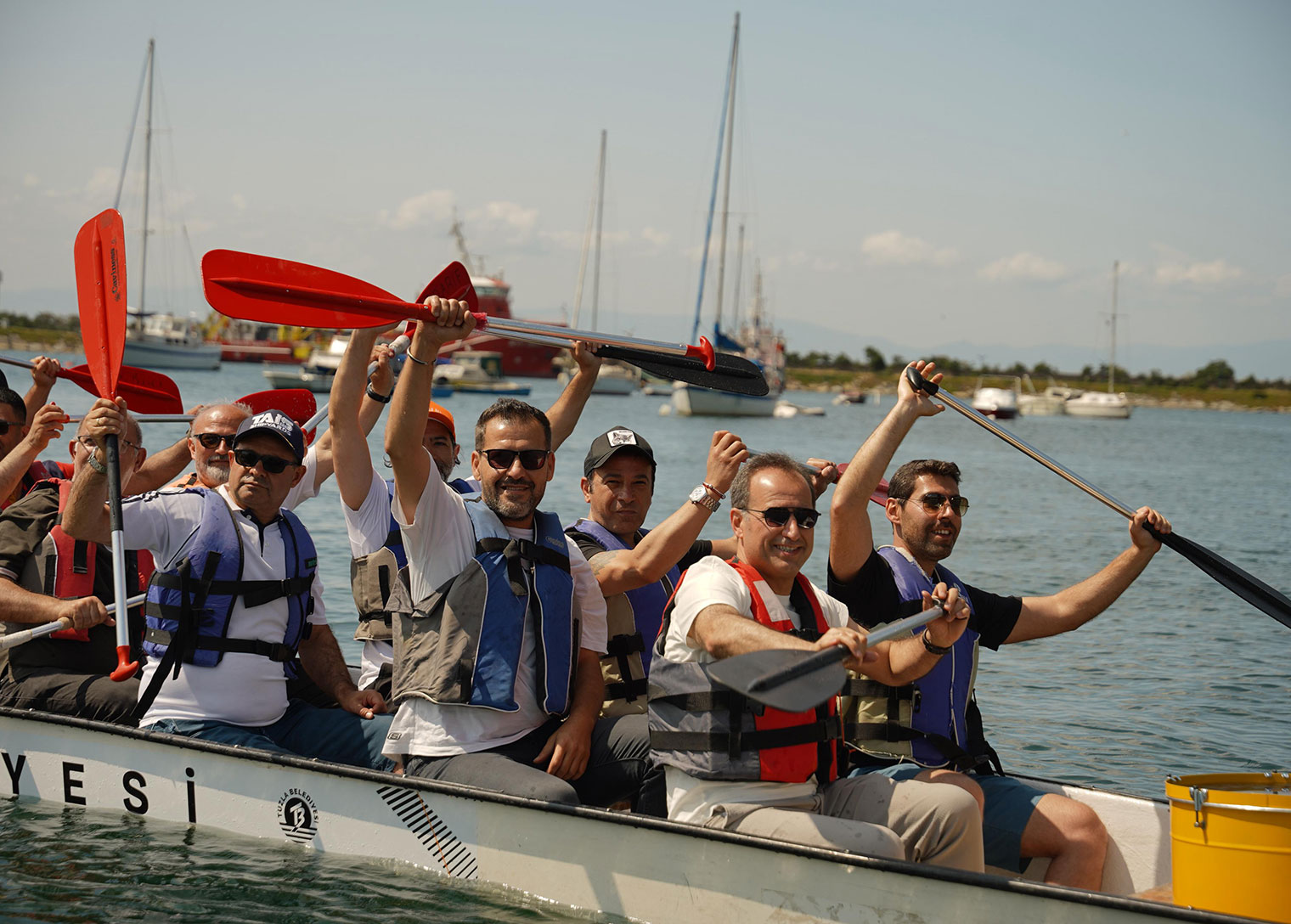 Tuzla’nın mavilikleri bu kez öğrencileri değil, onların ilham kaynağı olan öğretmenleri ağırladı. Tuzla Belediyesi, Tuzla İlçe Milli Eğitim Müdürlüğü ve Deniz Yıldızı Spor Kulübü’nün iş birliğiyle düzenlenen Dragon Bot Şampiyonası, 16 okuldan 304 öğretmenin katılımıyla coşkulu ve unutulmaz anlara sahne oldu. Kıyasıya geçen mücadeleler sonunda Barış Manço Ortaokulu zirveye çıkarak şampiyonluk kupasını kaldırdı.