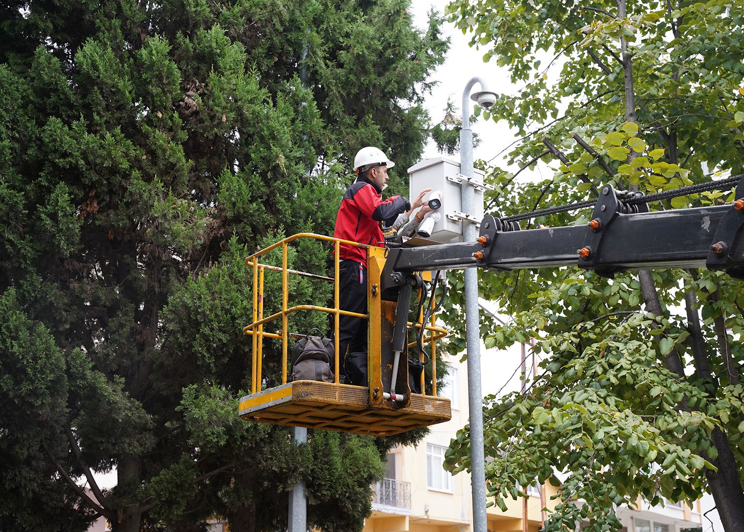 Tuzla Belediye Başkanı Eren Ali Bingöl öncülüğünde, 31 Mart 2024 tarihi itibarıyla, 30 yeni lokasyona daha kamera montajı gerçekleştirildi. Tuzla, 187 farklı lokasyonda 1964 güvenlik kamerası ile 7/24 izlenmeye başlandı.