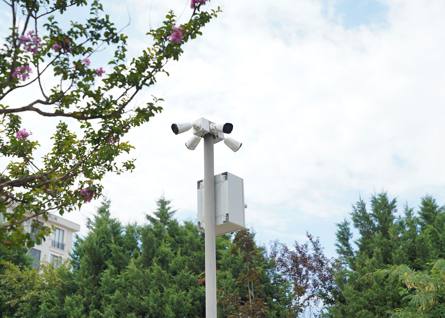 Tuzla Belediyesi, vatandaşların huzur ve güvenliğini artırmak amacıyla başlattığı ‘güvenli tuzla’ projesini kararlılıkla sürdürüyor. İlçenin 200 farklı noktasına yerleştirilen kameraların sayısı her geçen gün artarken, bugün itibarıyla toplam 2 bin güvenlik kamerası aktif olarak hizmet veriyor.