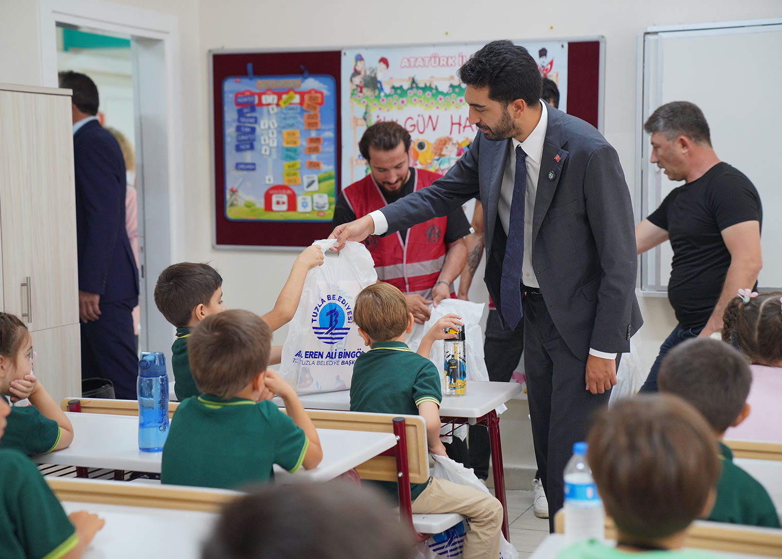 Tuzla Belediye Başkanı Eren Ali Bingöl, okulların açılmasına sayılı günler kala öğrencilere yönelik hazırladıkları kapsamlı eğitim destek planını kamuoyuna duyurdu. 