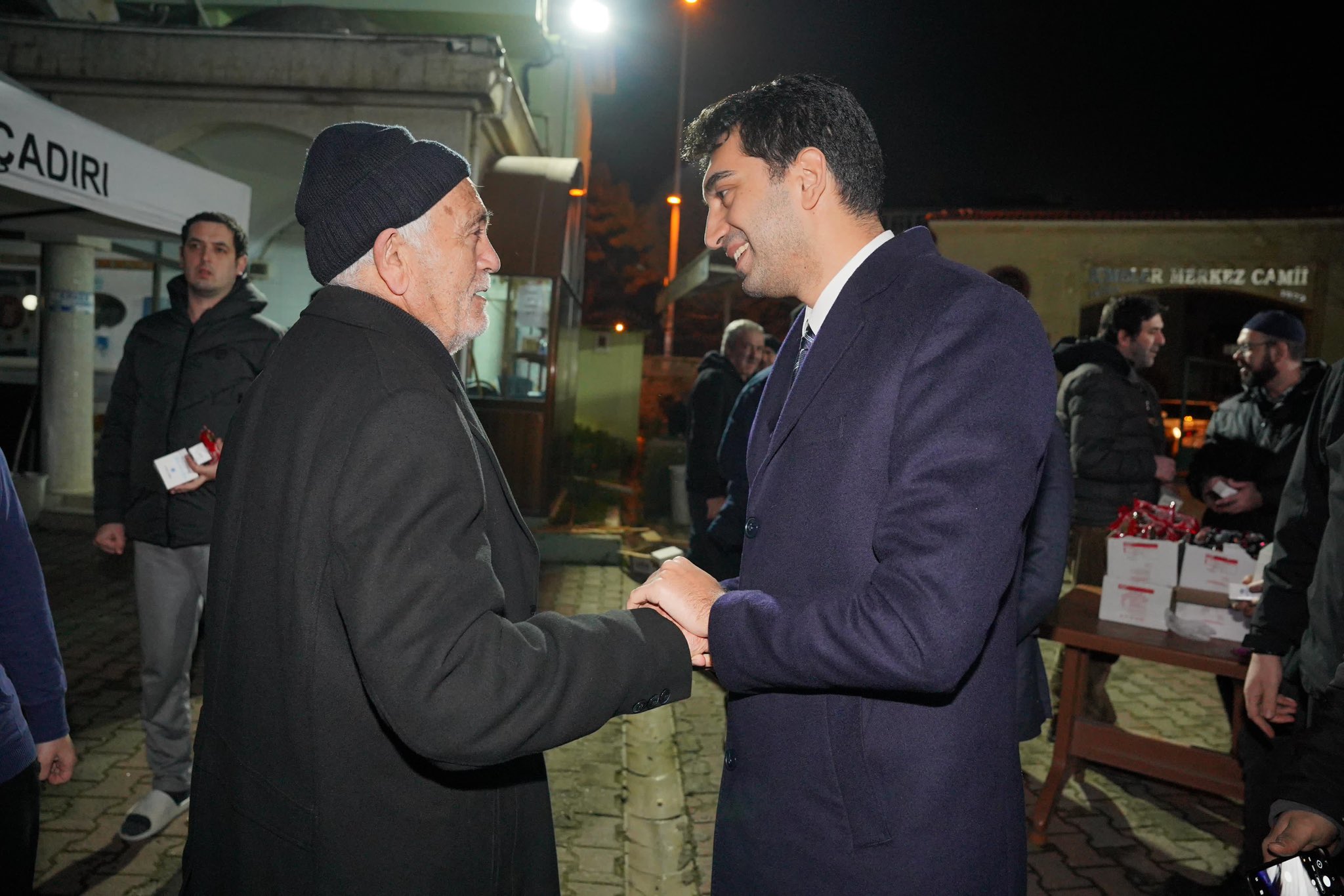 Ramazan ayının habercisi olan Berat Kandili’nde, Tuzlalılar camilerine akın ederken, Tuzla Belediyesi tarafından birçok camide ve muhtarlıkta vatandaşlara kandil simidi ikram edildi.