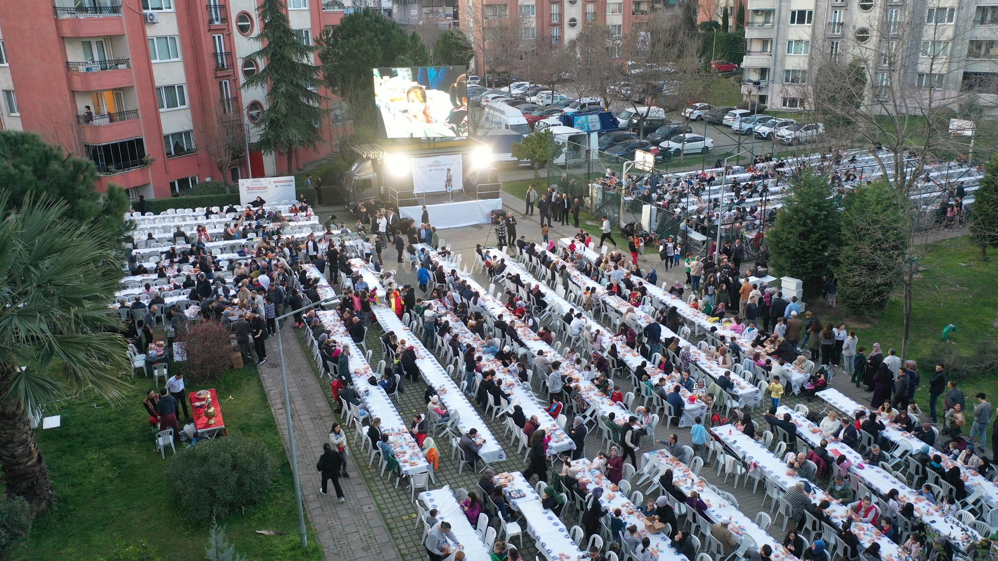 Tuzla Belediyesi, Ramazan ayı boyunca düzenlediği sokak iftarlarıyla mahalle sakinlerini bir araya getirmeye devam ediyor. Şifa Mahallesi KİPTAŞ-1 Konutları'nda bu yıl düzenlenen 4 bin kişilik sokak iftarında, mahalleliyle aynı sofrayı paylaşan Tuzla Belediye Başkanı Eren Ali Bingöl, birlik ve beraberliğin önemine vurgu yaptı.