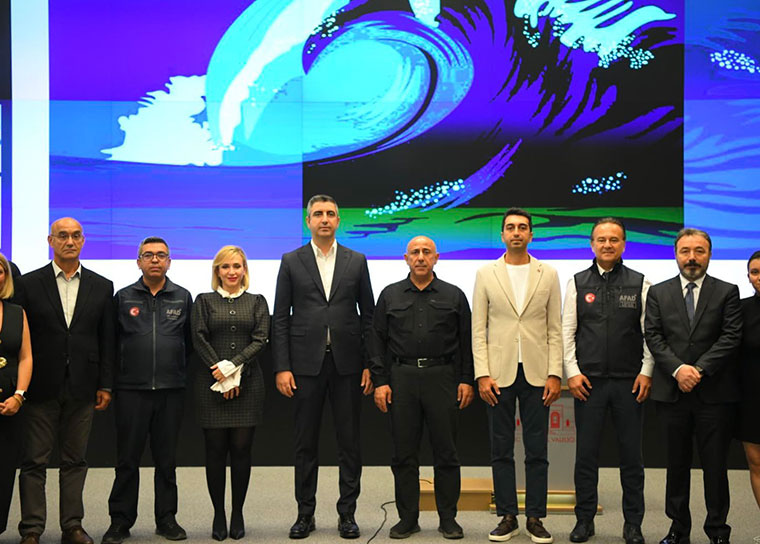 Marmara Denizi’nde meydana gelebilecek muhtemel depremlerden kaynaklanabilecek tsunami riskini azaltmak için yürütülen Tsunamiye Hazır Tanıma Programı çerçevesinde Coastwave Projesi’nin tanıtım toplantısı düzenlendi. Toplantıda, tsunami erken uyarı ve tahliye planlarının hazırlanması, eğitim ve farkındalık çalışmalarının başarılı bir şekilde verilmesinin ardından Kartal ve Tuzla İlçeleri 